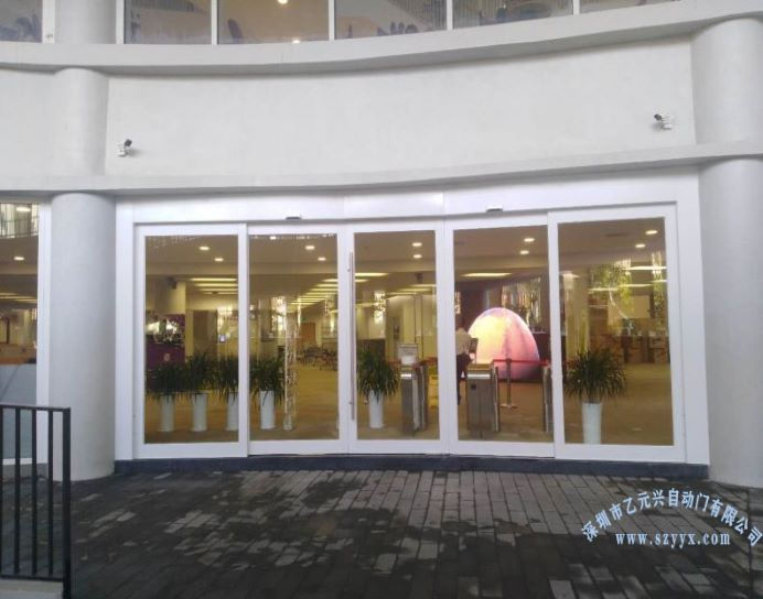 免费黄片下载入口-校區出入口白色簡約門包邊